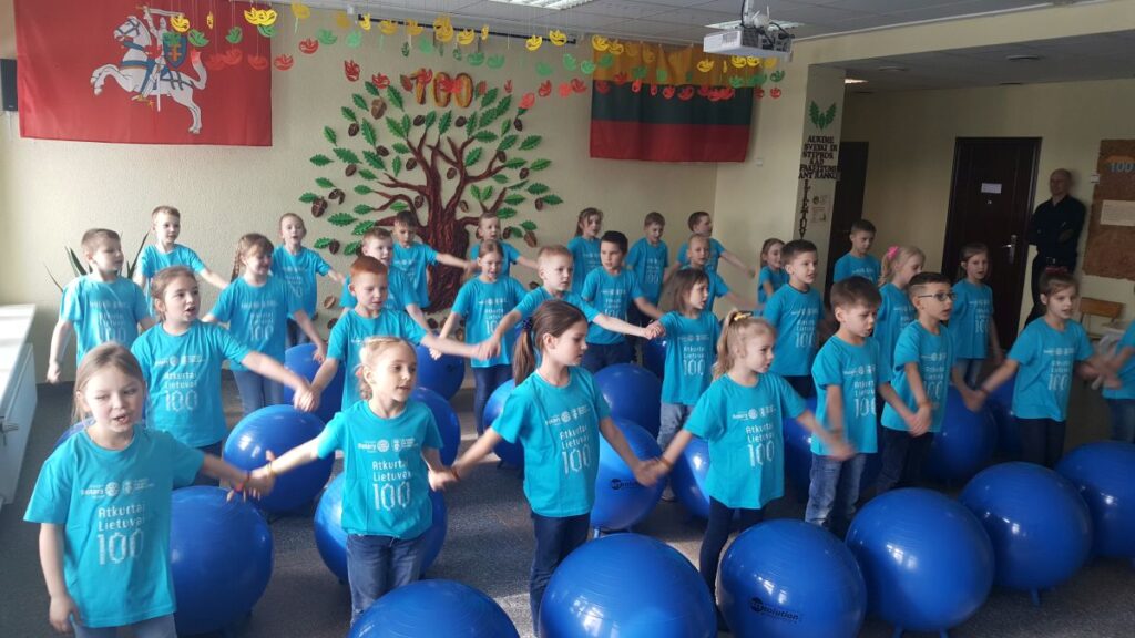 Lietuvos 100-mečio dovanos Platelių gimnazijos ir vyskupo Motiejaus Valančiaus pradinės mokyklos pirmokams