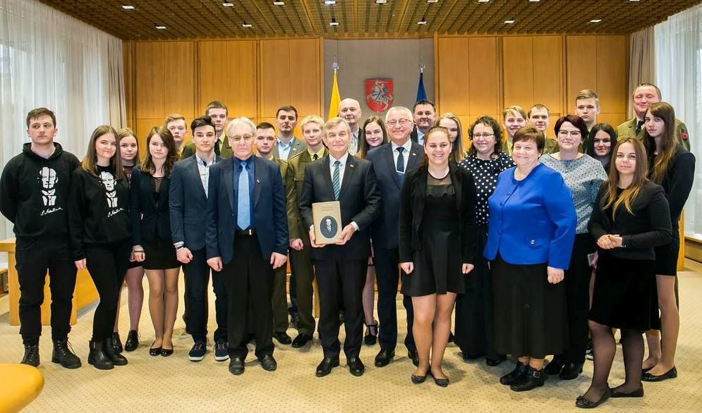 Alsėdiškiai LR Seime atidarė signataro Stanislovo Narutavičiaus fotografijų parodą