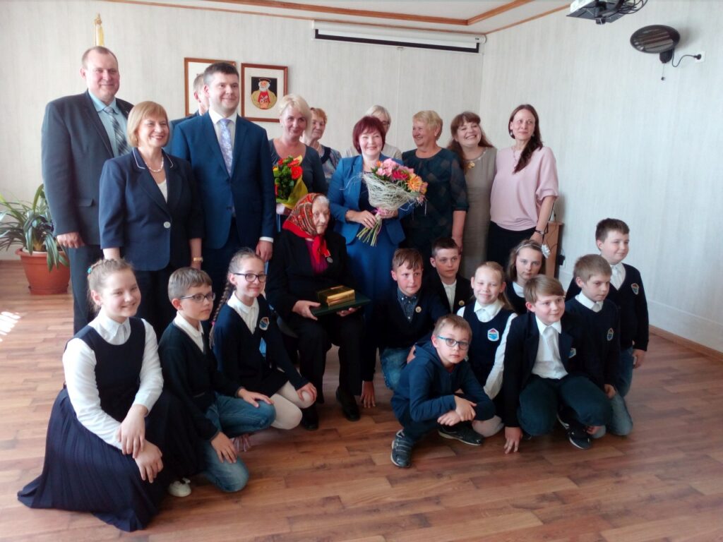 Prezidentūros kancleris daugiavaikei mamai atvežė medalį