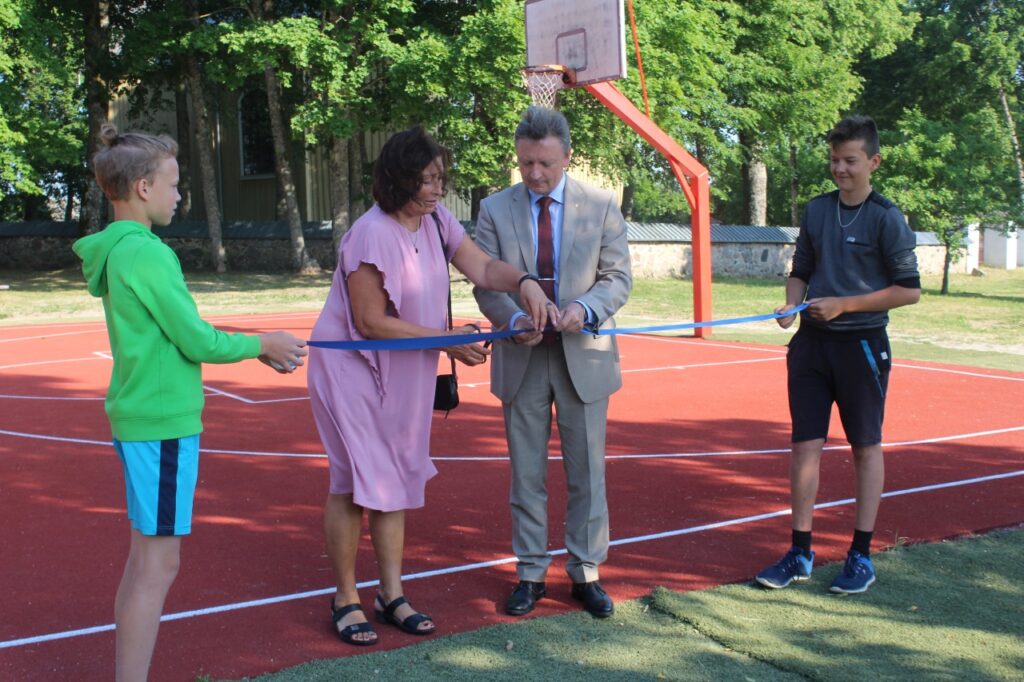 Dainuojanti, šokanti, sportuojanti  vaikystė Platelių gimnazijoje