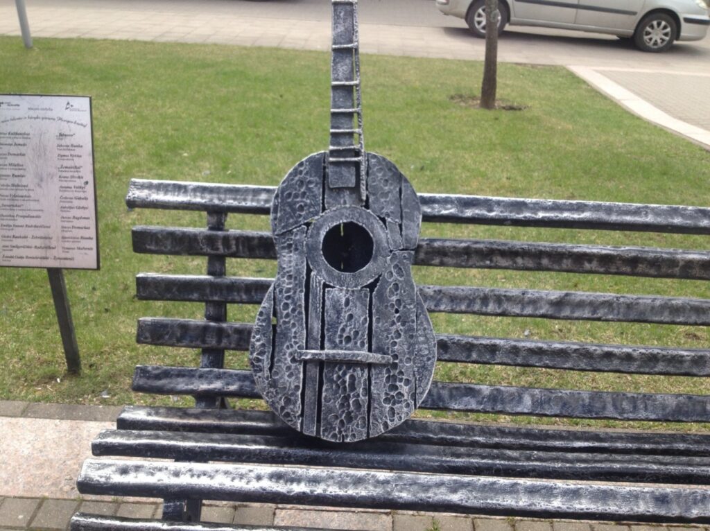 Plungę garsinantiems žmonėms pastatytas suolelis – it naujas