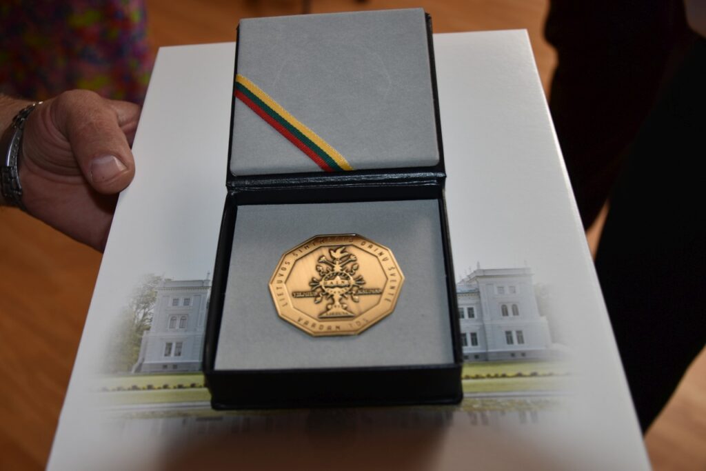 Plungės kultūros centro meno kolektyvų vadovams įteikti Š imtmečio dainų šventės kūrėjų medaliai ir padėkos