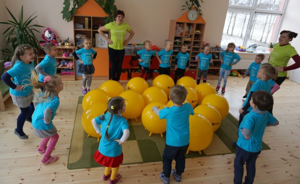 Lietuvos 100-mečio proga Plungės rajono darželiams padovanota virš 200 gimnastikos kamuolių!