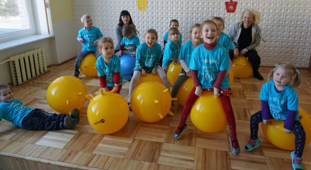 Lietuvos 100-mečio dovanos Plungės rajono darželiams tęsiasi!