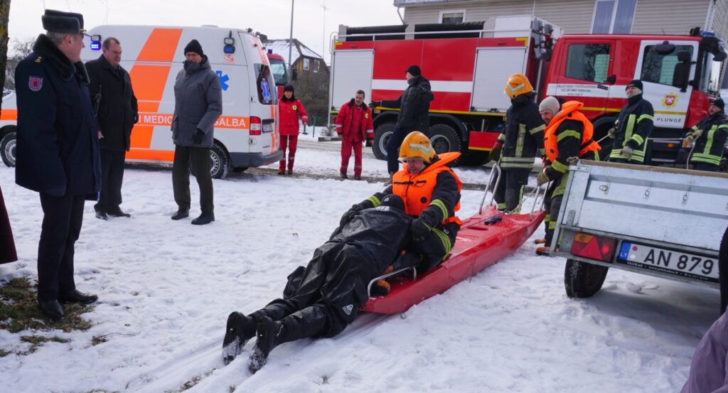 Plungėje vyko įspūdingos saugus elgesio ant ledo pratybos moksleiviams ir vaikams