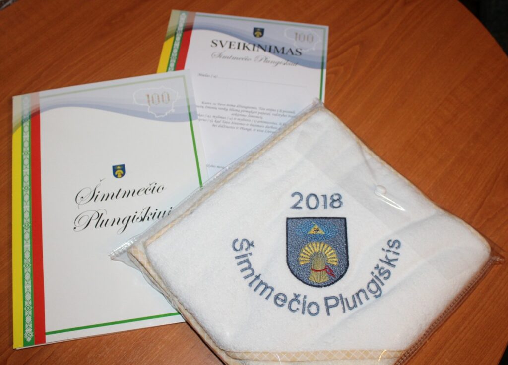 Plungės meras įteikė 100-ečio dovaną plungiškio Giedriaus Surplio gimusiam sūnui