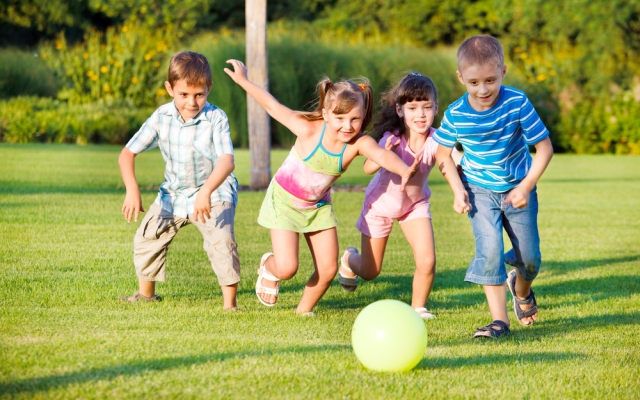 Vaikai sportuoja, žaidžia, poilsiauja