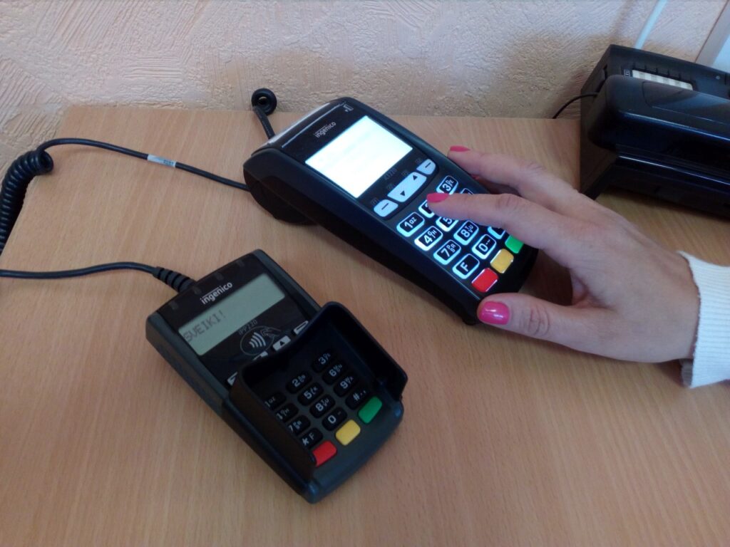 Plungės savivaldybės administracijoje galima atsiskaityti mokėjimo kortelėmis