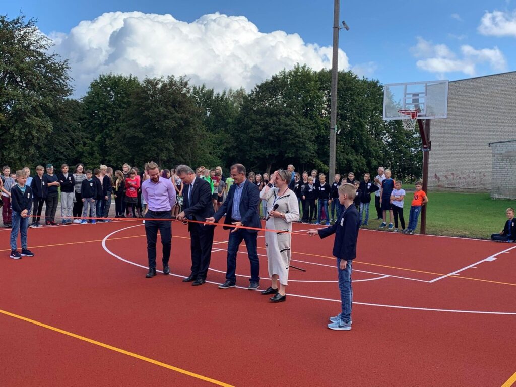 Prie Akademiko Adolfo Jucio progimnazijos – minkštos dangos aikštelė sportui ir žaidimams