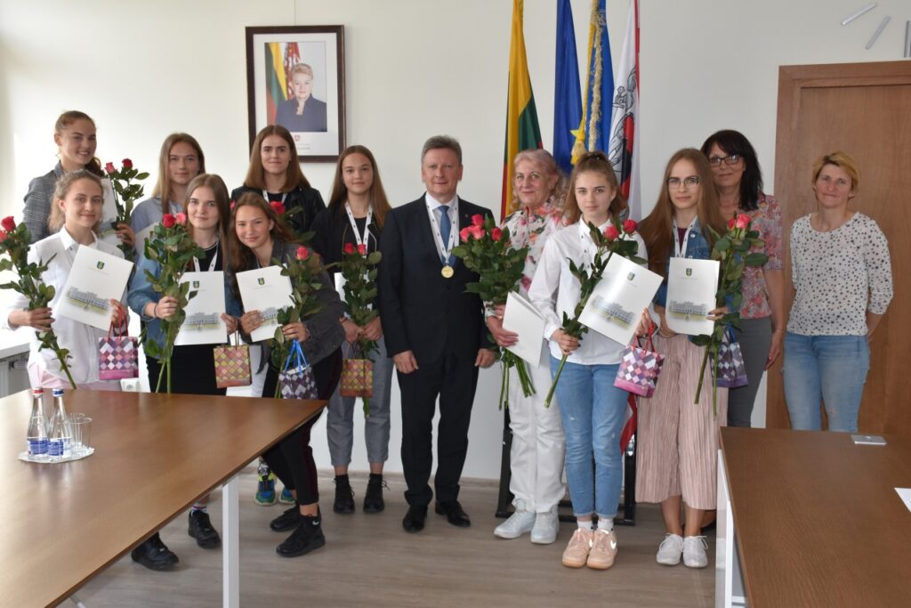 Už Plungės vardo garsinimą – mero padėka jaunosioms krepšininkėms ir jų trenerei