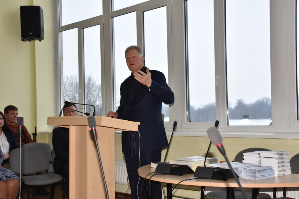 Savivaldybėje – adventinis Plungės parapijos dekano pasveikinimas