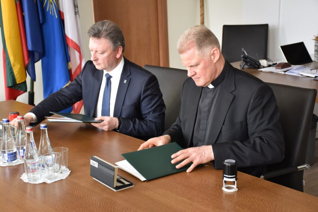 Pasirašė VšĮ Plungės bendruomenės centro steigimo sutartį(papildyta, videosiužetas)
