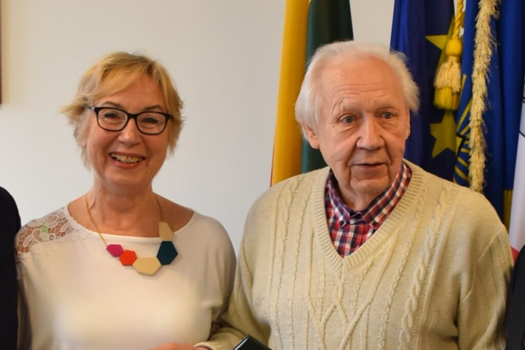 Plungės  garbės piliečiui S. Domarkui ir K. Domarkienei – sveikinimai gimtadienių proga