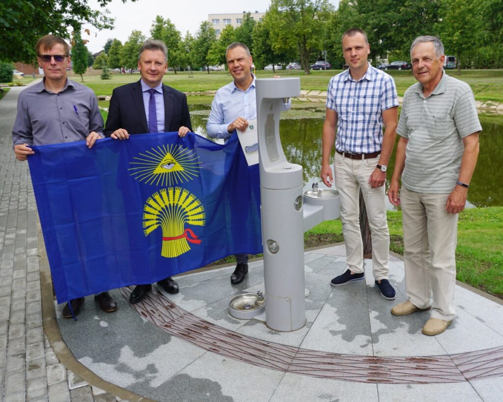 Plungiškiams – akmens plokštėmis grįsta geriamojo vandens kolonėlė