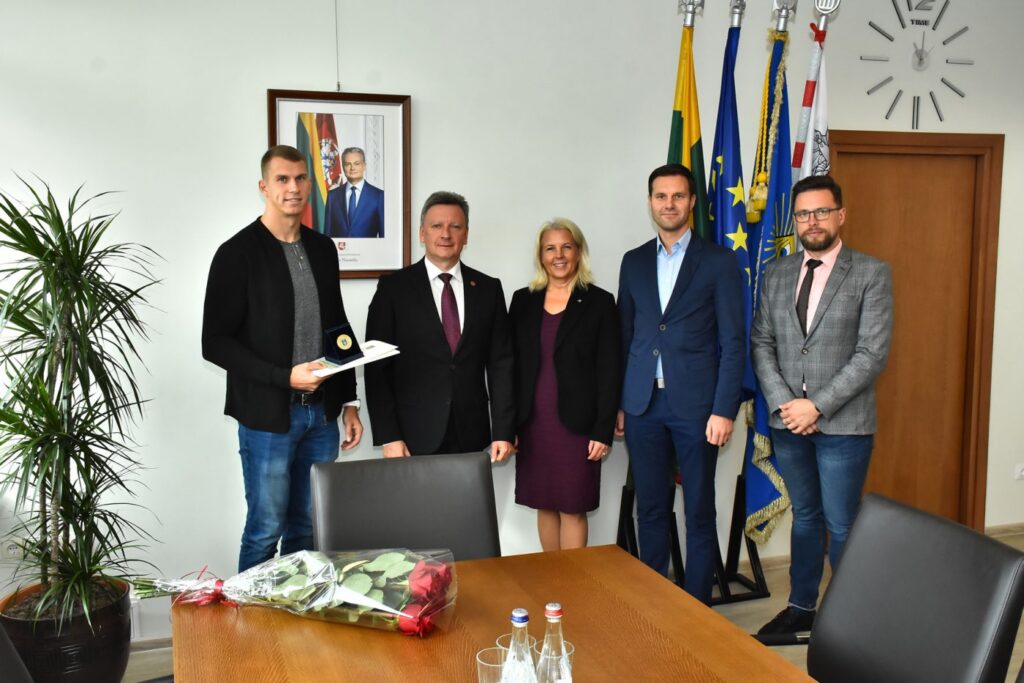 Pasveikino kanojininką Henriką  Š½ustautą