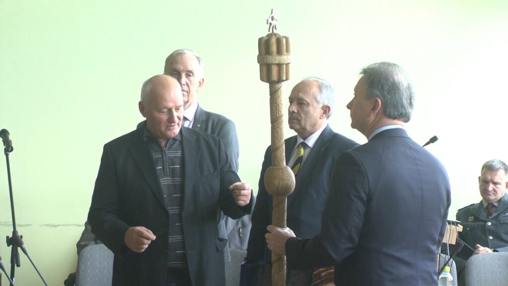 Merui A. Klišoniui perduota „Pasaulio lietuvių vienybės karūnos“ krivūlė