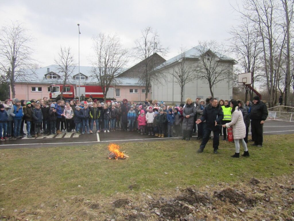 „Babrungo“ progimnazijoje vyko mokomosios priešgaisrinės ir  civilinės saugos pratybos