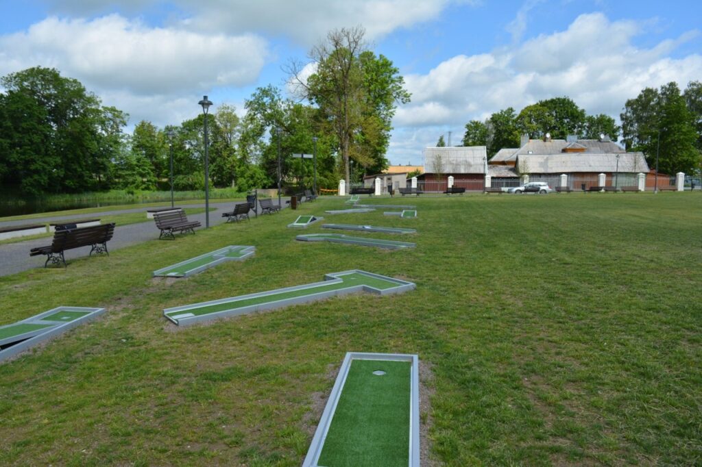 Nauja pramoga Plungėje – mini golfas! (videosiužetas)