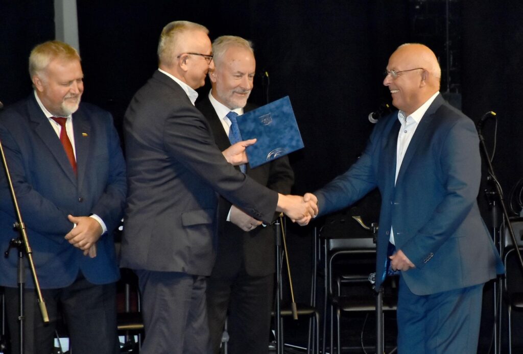 Mokytojų dienos proga – koncertas, sveikinimai, padėkos ir tylos minutė