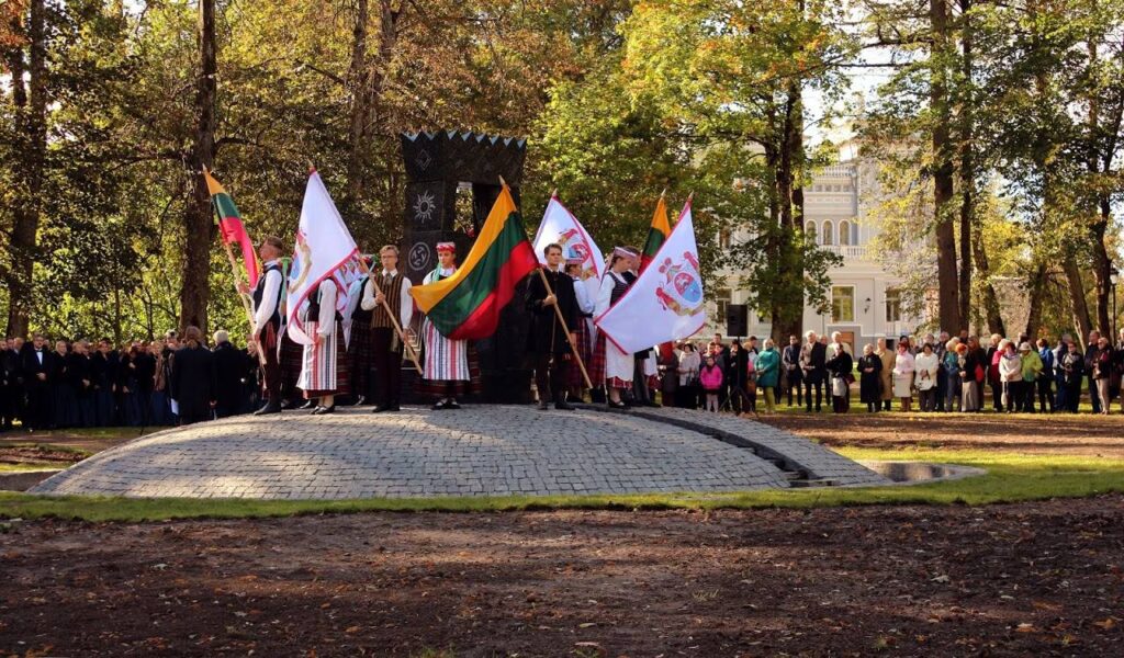 Plungėje atidengtas paminklas Mikalojui Konstantinui Čiurlioniui