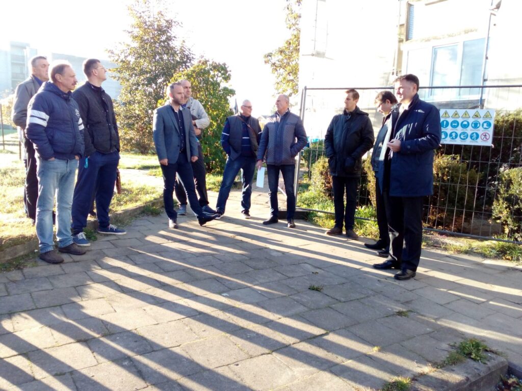 Renovuojamo daugiabučio gyventojų netenkina statybininkų darbo tempai