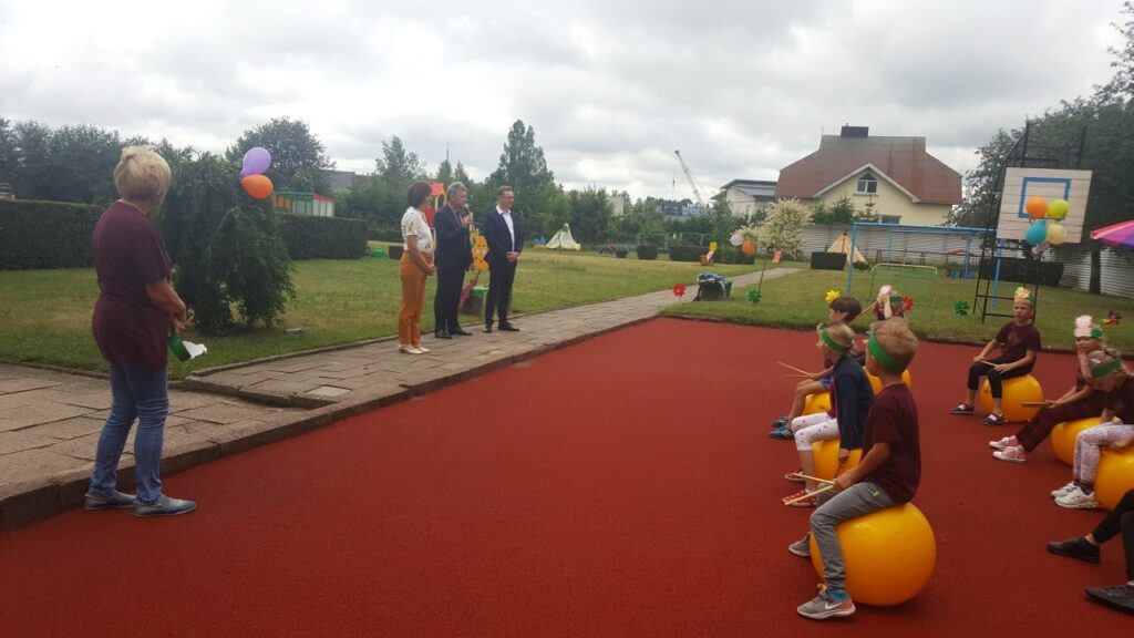 Prie „Saulutės“ darželio ir „Babrungo“ progimnazijos – minkštos dangos aikštelės