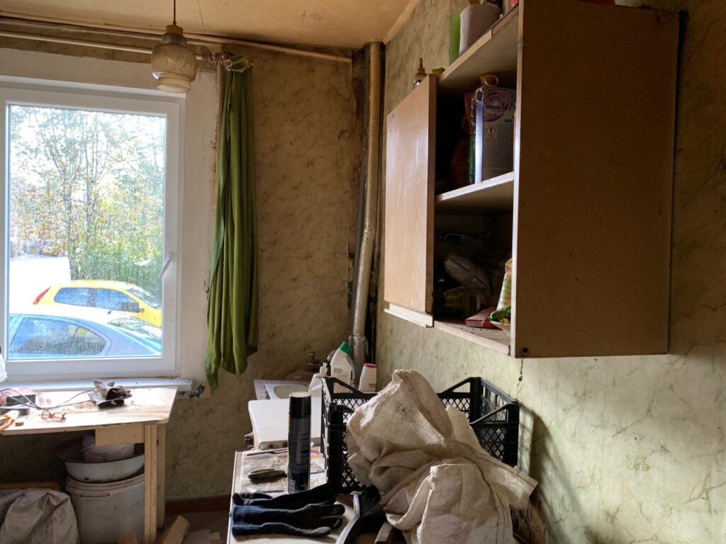 Drausminti, iškeldinti, bausti, auklėti, globoti?