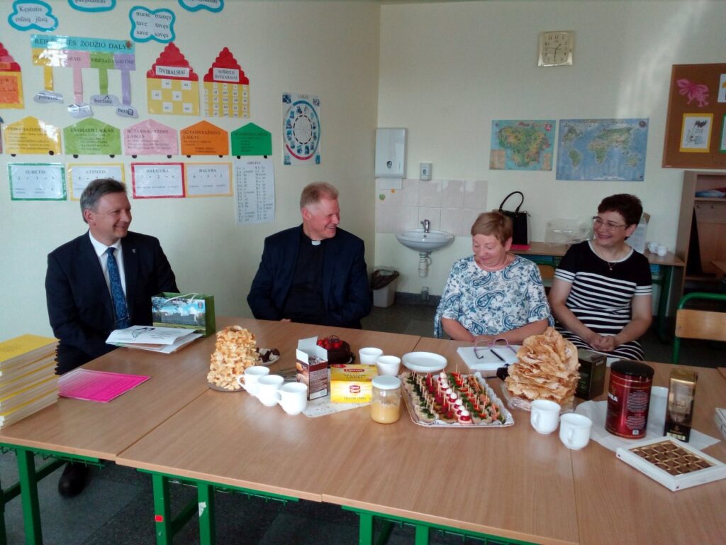 Klebonas V. Gedvainis ir meras A. Klišonis susitiko su tikybos mokytojomis