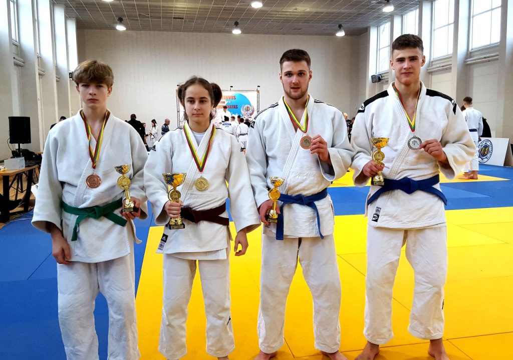 2022-02-11 Elektrėnai Atviras jaunimo U-21 dziudo čempionatas Iš kairės Girvydas Narkus, Barbora Endriekutė, Martynas Zaburas ir Tadas Narkus