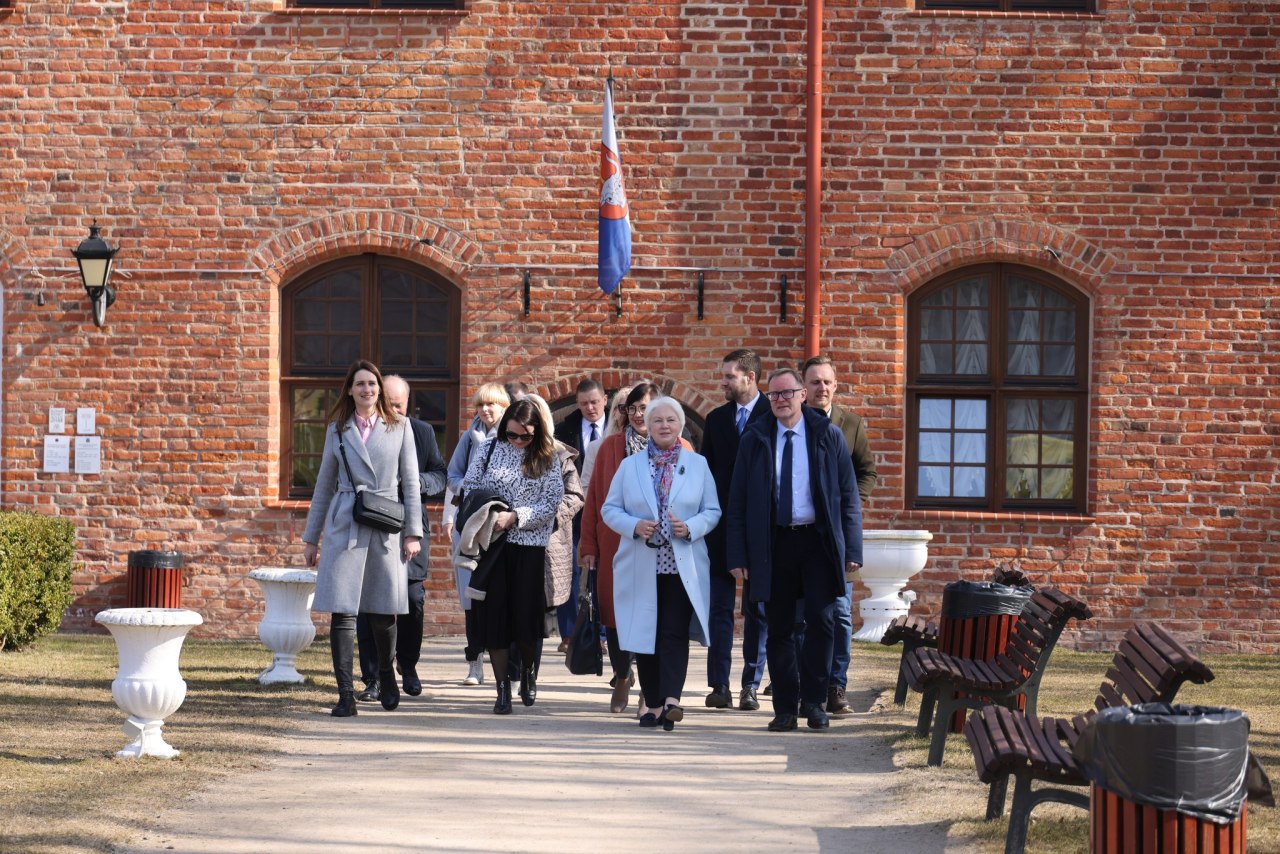 2022-03-25 dešimties plungiškių delegacija lankėsi Kauno rajono savivaldybėje ir domėjosi kolegų patirtimi steigiant kurortines teritorijas