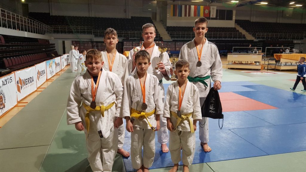 III Tarptautinis vaikų dziudo festivalis “JUDO ANIMAL PLANET 2022” 2022-03-12 Alytus. Nuotraukoje iš kairės pirmoje eilėje: Rokas Gedminas, Pijus Vaitkus ir Simas Riauka. Antroje eilėje iš kairės: Giedrius Pocius, Tadas Steponavičius ir Majus Petrauskas
