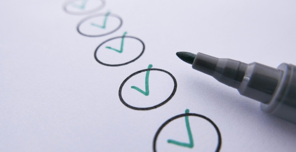 Žymeklis šalia apskritimų ant balto popieriaus