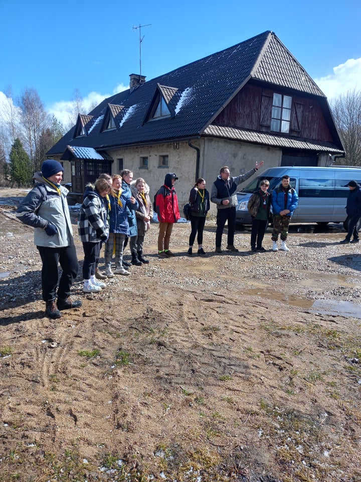 2022-04-05 skautiškoje Baltučių sodyboje sulaukėme pirmosios tarptautinės delegacijos – lankėsi projekto CULTURAL EXPERIENCES IN DIFFERENT COUNTRIES (ERASMUS+, 2020-1-EE01-KA205-077694) suburti latviai, estai ir plungiškiai moksleiviai su mokytojais.