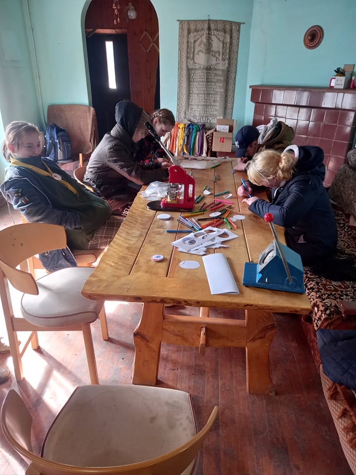 2022-04-05 skautiškoje Baltučių sodyboje sulaukėme pirmosios tarptautinės delegacijos – lankėsi projekto CULTURAL EXPERIENCES IN DIFFERENT COUNTRIES (ERASMUS+, 2020-1-EE01-KA205-077694) suburti latviai, estai ir plungiškiai moksleiviai su mokytojais.
