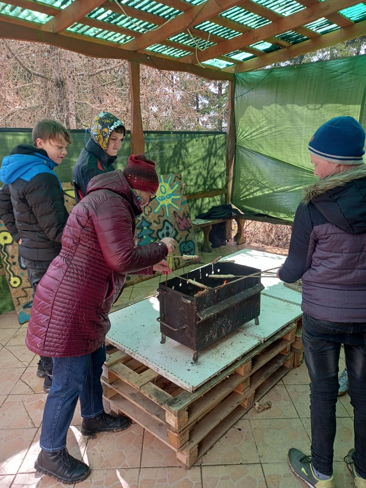 2022-04-05 skautiškoje Baltučių sodyboje sulaukėme pirmosios tarptautinės delegacijos – lankėsi projekto CULTURAL EXPERIENCES IN DIFFERENT COUNTRIES (ERASMUS+, 2020-1-EE01-KA205-077694) suburti latviai, estai ir plungiškiai moksleiviai su mokytojais.
