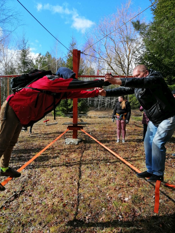 2022-04-05 skautiškoje Baltučių sodyboje sulaukėme pirmosios tarptautinės delegacijos – lankėsi projekto CULTURAL EXPERIENCES IN DIFFERENT COUNTRIES (ERASMUS+, 2020-1-EE01-KA205-077694) suburti latviai, estai ir plungiškiai moksleiviai su mokytojais.