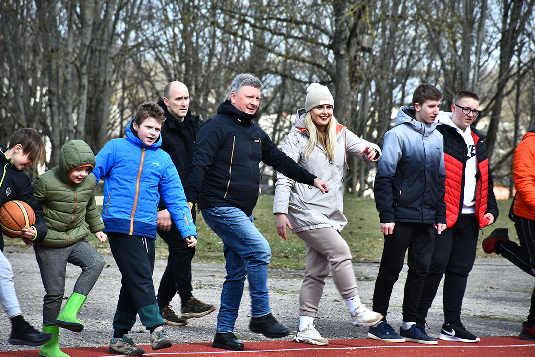 ESFA iniciatyva „Metas keisti“. Plungėje įrengtas sporto klubas po atviru dangumi 2022-04-16