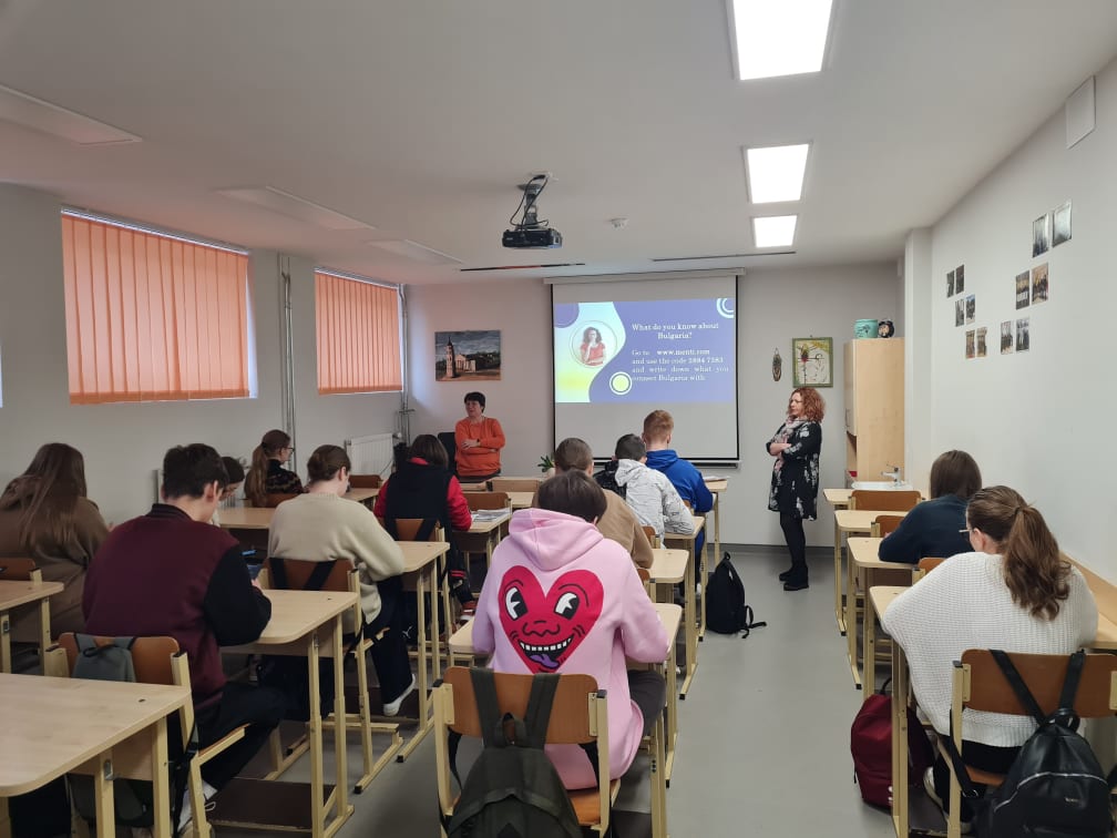 Erasmus+ projektas „Foreign Language Teaching into the Future“ Bulgarijos mokytojai Plungės „Saulės“ gimnazijoje 2022-04