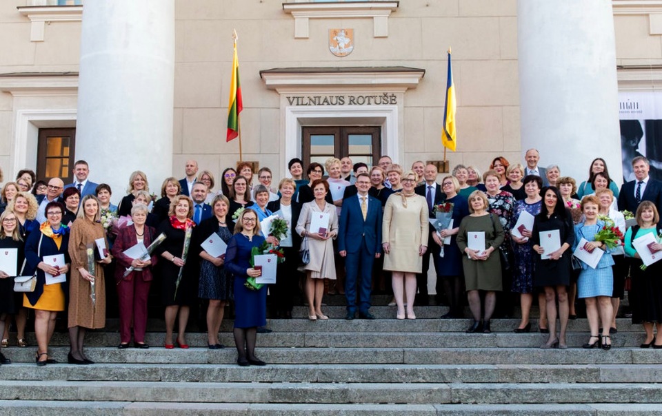 2022-05-04 Vilniaus rotušėje už nuopelnus Lietuvos sveikatos sistemai, taip pat sėkmingą kovą su COVID-19 pandemija apdovanota beveik 80 šalies gydytojų, slaugytojų ir sveikatos apsaugos darbuotojų