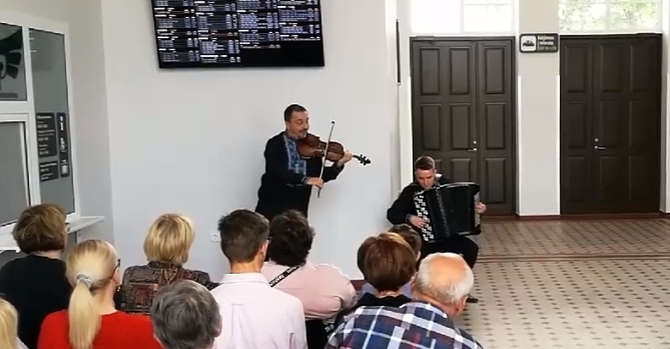 2022-06-09 Plungės geležinkelio stotyje - smuiko ir bajano virtuozų duetas iš Ukrainos „YeS Duet”