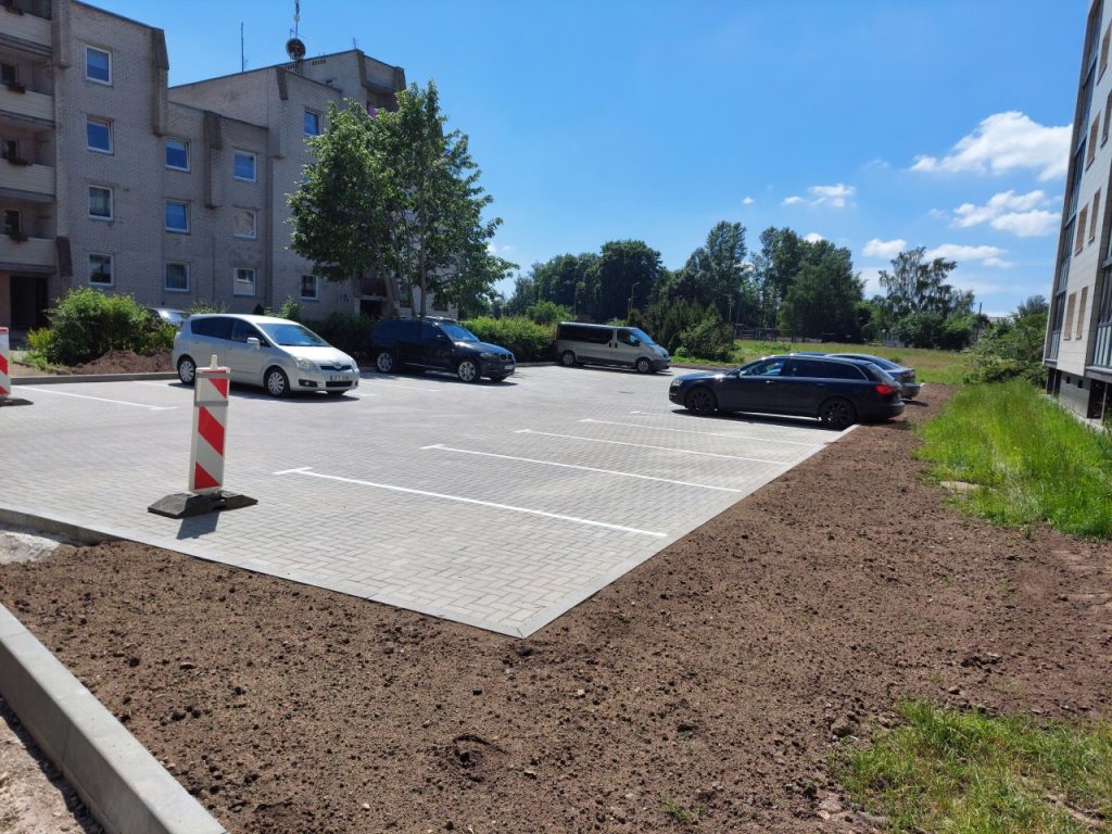 Jungtinės veiklos pagrindu šiemet sutvarkytas V. Mačernio g. 7 namo kiemas