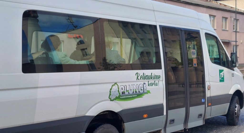 Plungės autobusų parko viešasis transportas visus keleivius miesto ir priemiesčio maršrutais veža nemokamai.