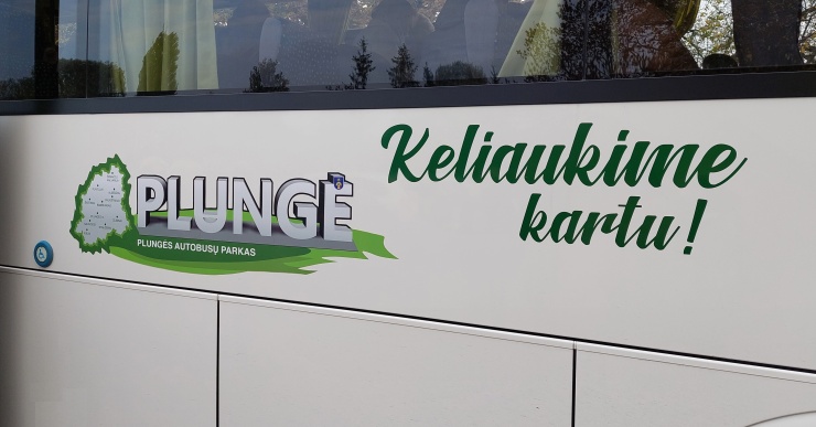 Plungės autobusų parko viešasis transportas visus keleivius miesto ir priemiesčio maršrutais veža nemokamai.