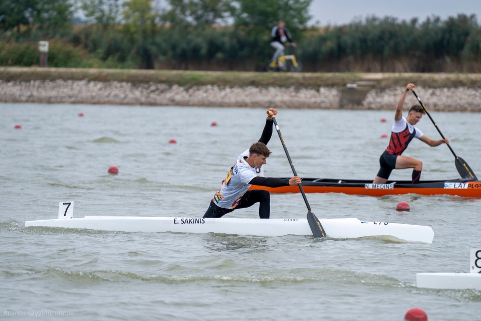 2022-08-31_09-04 Vengrijoje, Segedo mieste, vyko Pasaulio jaunių ir jaunimo irklavimo čempionatas. Lietuvos rinktinę atstovavo du Plungės SRC kanojų irkluotojai – Edvinas Šakinis ir Mantas Skarulskis