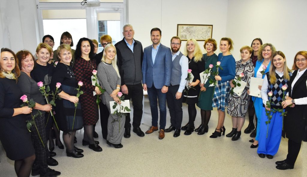 Savivaldybės administracijos direktorius Mindaugas Kaunas, pavaduotojas Mantas Česnauskas ir Socialinės paramos skyriaus vedėja Jolanta Puidokienė pagerbė seniūnijose dirbančius socialinius darbuotojus