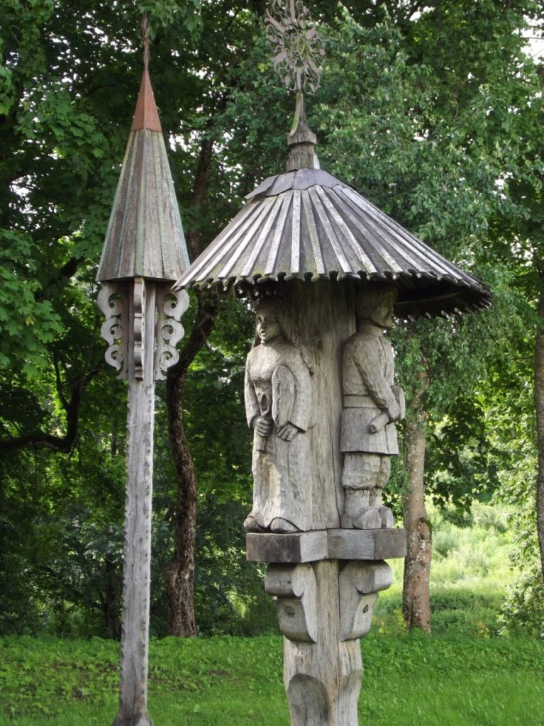 Bukantės dvaro sodyba, Žemaitės memorialinis muziejus. Koplytstulpis