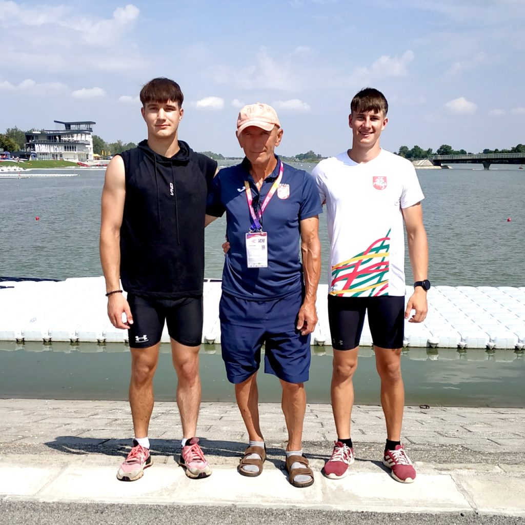 2022-08-31_09-04 Vengrijoje, Segedo mieste, vyko Pasaulio jaunių ir jaunimo irklavimo čempionatas. Lietuvos rinktinę atstovavo du Plungės SRC kanojų irkluotojai – Edvinas Šakinis ir Mantas Skarulskis