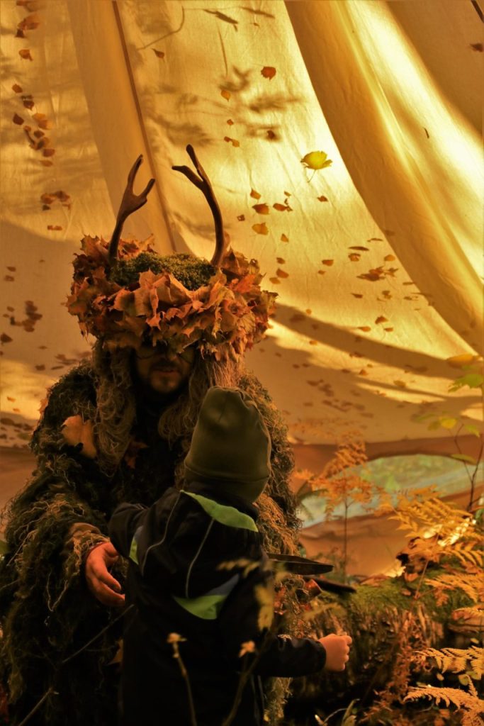 2022-10-15 teatralizuotas festivalis jaunoms šeimoms „Miško burtai 2022“