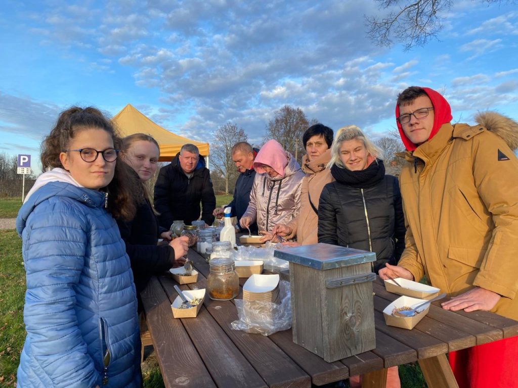 Plungės specialiojo ugdymo centro grupė mokinių su mokytojais 2022 lapkričio 7–11 dienomis dalyvavo Tarptautiniame Erasmus+ projekte „Kultūrinė patirtis skirtingose šalyse“ Latvijoje, Smiltenes mieste