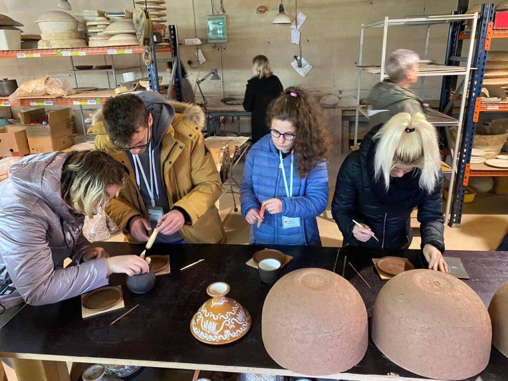 Plungės specialiojo ugdymo centro grupė mokinių su mokytojais 2022 lapkričio 7–11 dienomis dalyvavo Tarptautiniame Erasmus+ projekte „Kultūrinė patirtis skirtingose šalyse“ Latvijoje, Smiltenes mieste